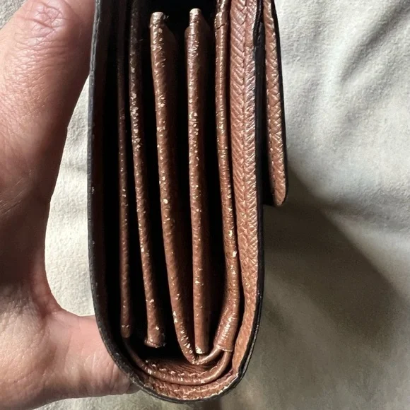 Louis Vuitton wallet with many features. - Picture 3 of 13